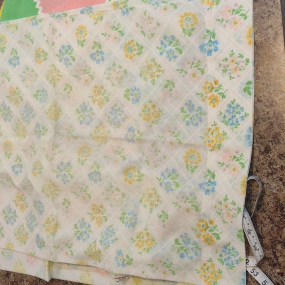 Lot of 4 pillowcases. Two sets of two. Floral. - Picture 6 of 10